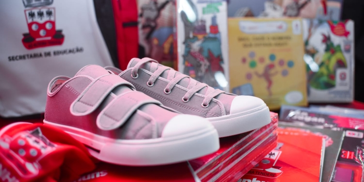 Garanhuns: Prefeitura inicia entrega de tênis para estudantes