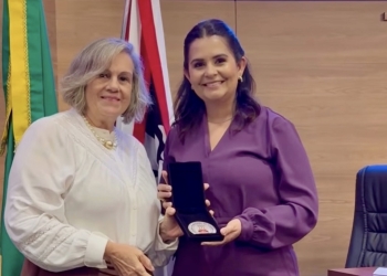 Brejão: ex-prefeita, Beta Cadengue, recebe medalha da Câmara de Garanhuns
