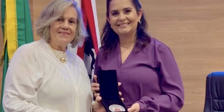 Brejão: ex-prefeita, Beta Cadengue, recebe medalha da Câmara de Garanhuns