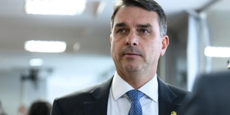 Flávio Bolsonaro admite pedido de recursos a Vorcaro para financiar filme sobre Jair Bolsonaro