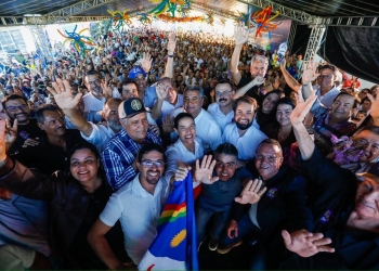 Raquel Lyra inaugura creche, entrega dessalinizadores para distribuir água potável e leite para população de Paranatama