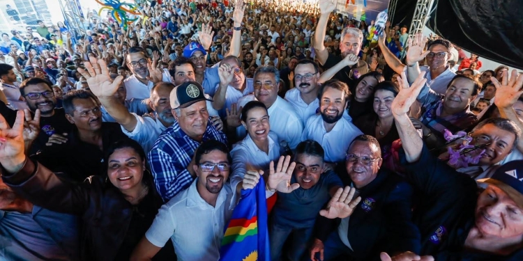 Raquel Lyra inaugura creche, entrega dessalinizadores para distribuir água potável e leite para população de Paranatama