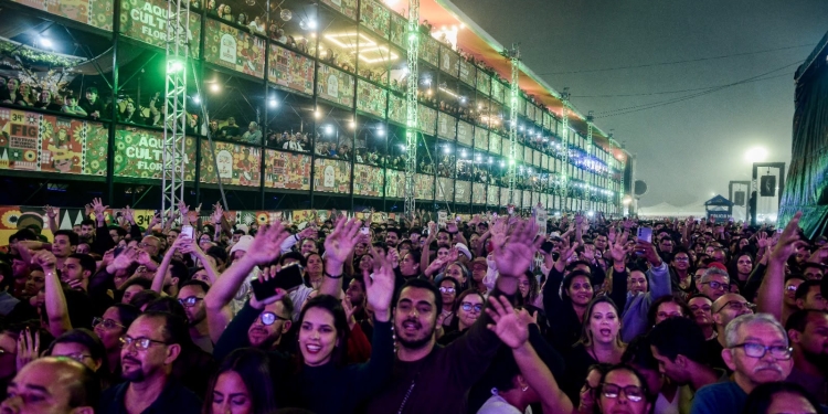 Noite do pagode emociona o público na Praça Mestre Dominguinhos durante o 34º FIG