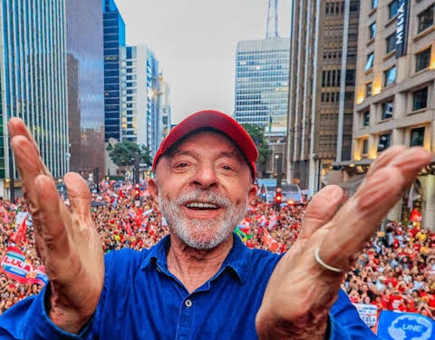 Lula vence as eleições neste domingo e é reeleito presidente do Brasil para o quarto mandato