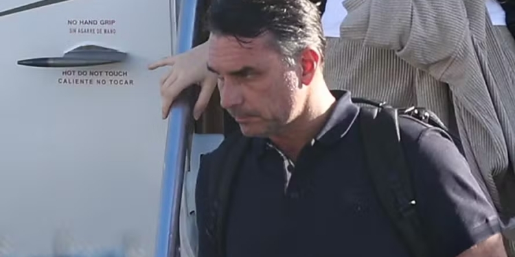 Flávio Bolsonaro deixa o Brasil após derrota eleitoral e descumprimento de ordem judicial